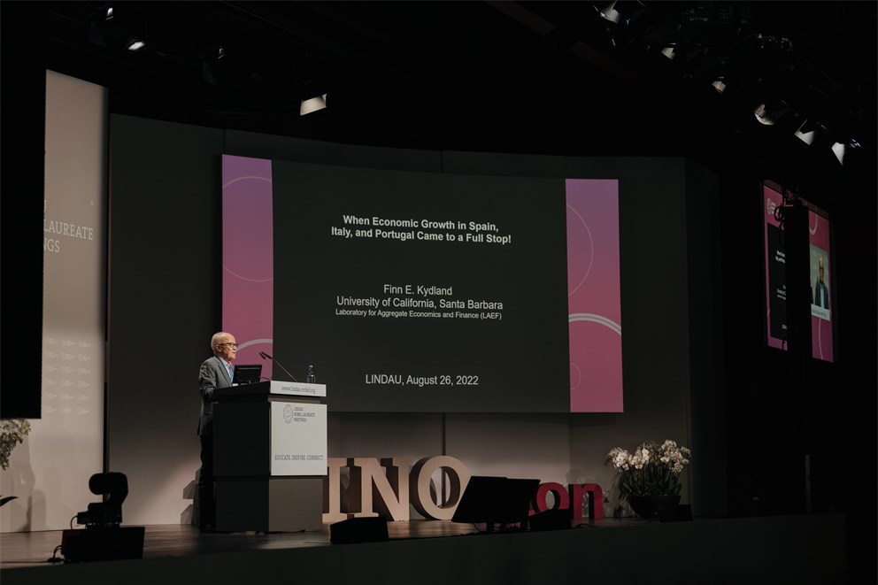 Finn E. Kydland holding his lecture at the 7th Lindau Meeting on Economic Sciences.