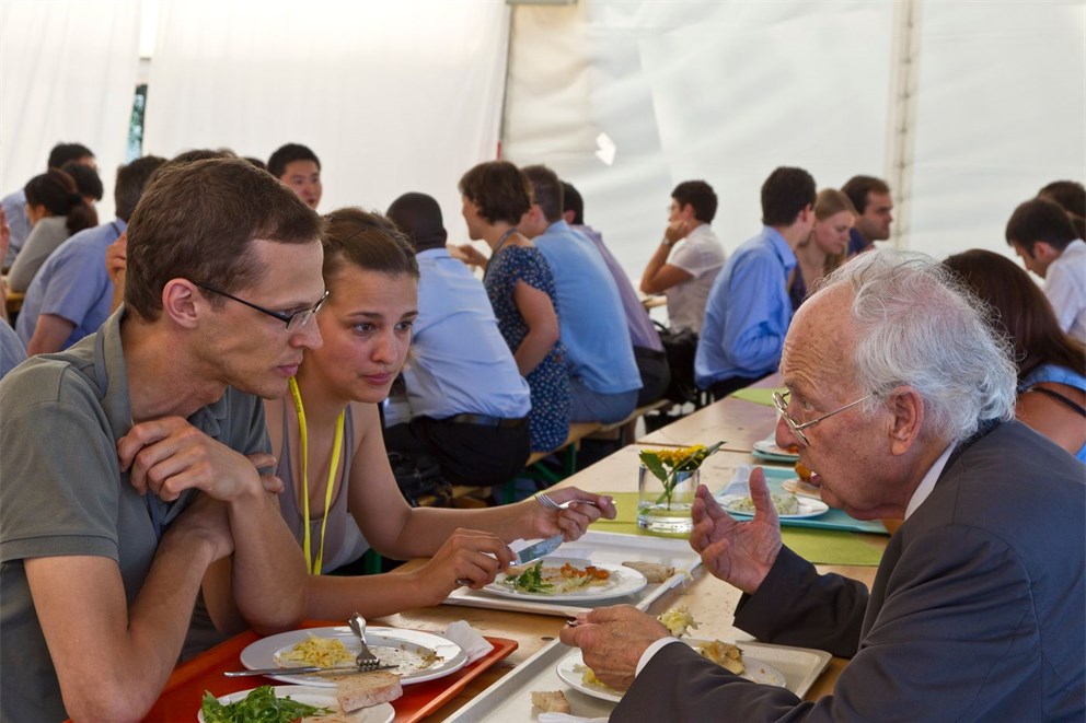 Reinhard Selten (Laureate, Economic Sciences 1994) in discussion with young researchers
