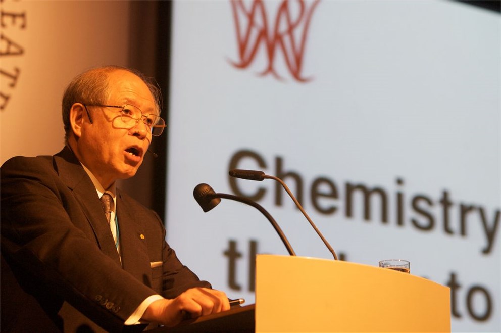 Ryoji Noyori lecturing on "Chemistry: The Key to our Future" (Laureate, Chemistry 2001)