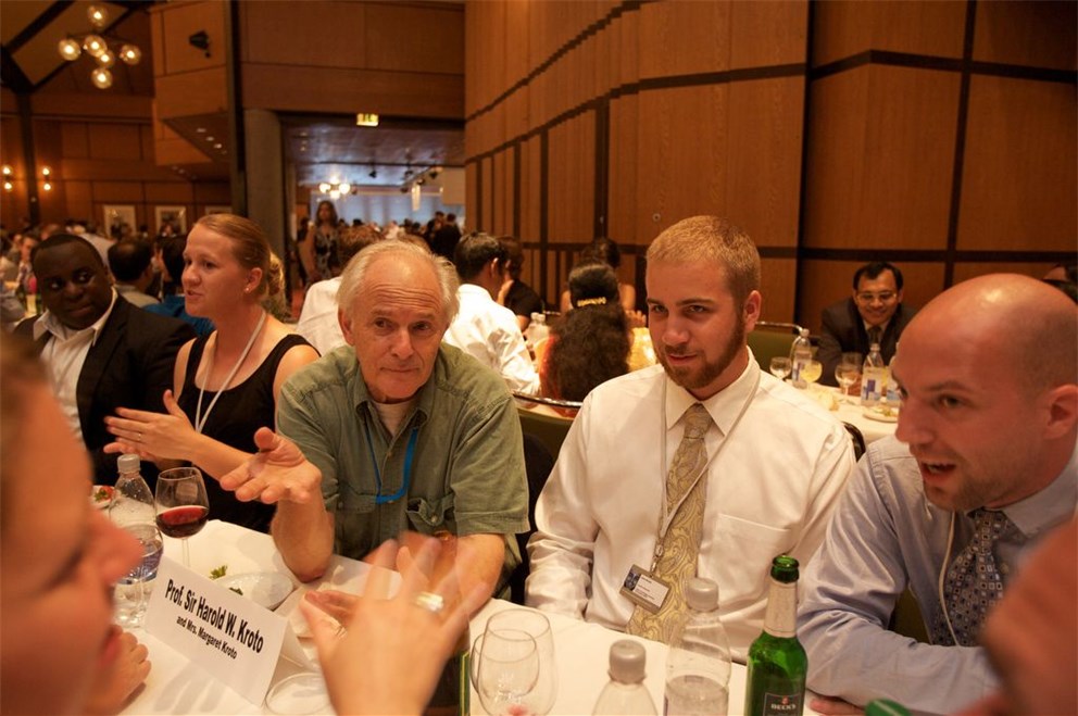 Sir Harold Kroto (Laureate, Chemistry 1996) exchanging ideas with young researchers