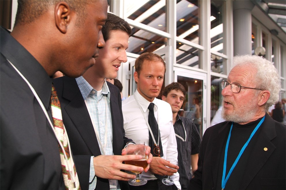 Laureate Alan Heeger in discussion with young researchers