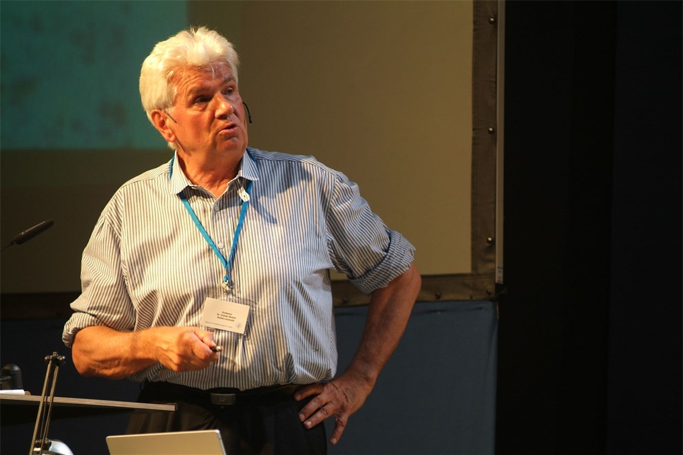 Laureate Günter Blobel (Physiology/Medicine 1999) delivering his lecture on "Transport into Nucleus" 