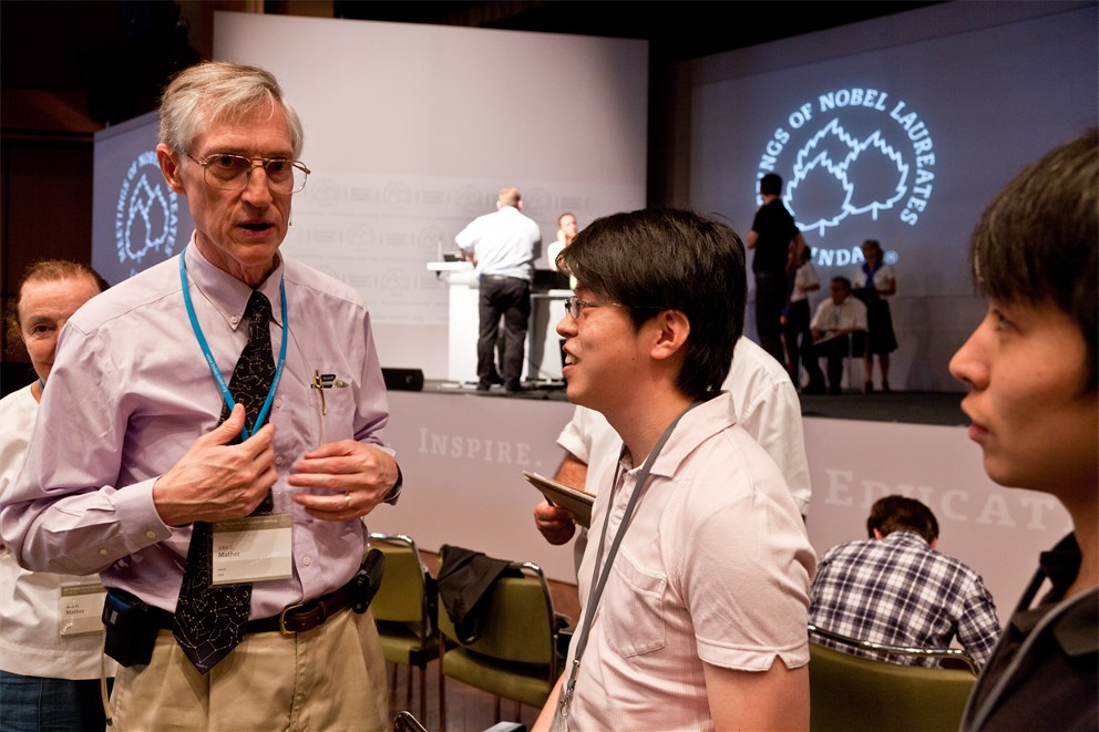 Laureate John Mather (Physics, 2006) in discussion with young researchers