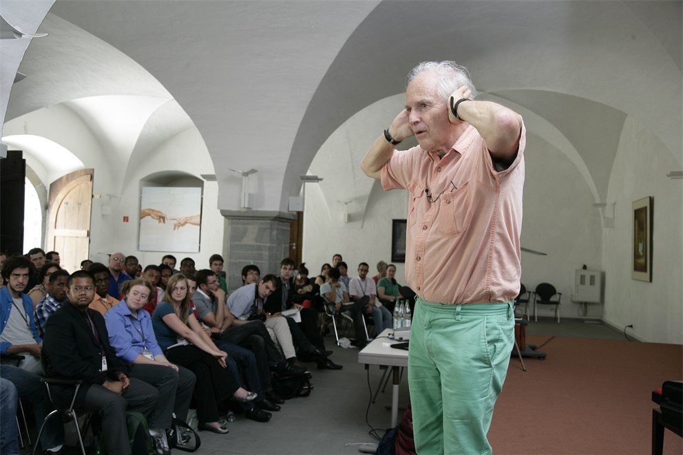 Harold Kroto (Laureate, Chemistry 1996) holding a lively discussion session