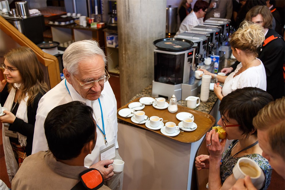 Jean-Marie Lehn in discussion with young researchers during a lecture break. 