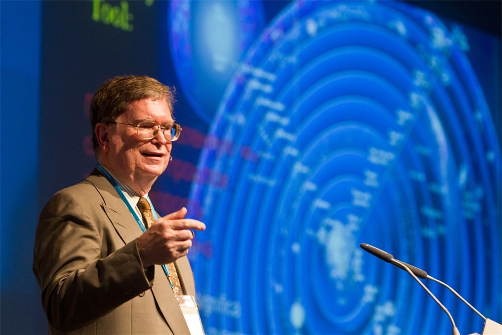 George Smooth delivering his lecture "Mapping the Universe in Space and Time". 