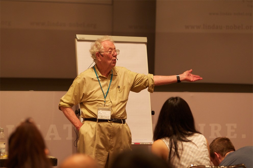 Oliver Smithies holding a discussion session at the 60th Lindau meeting.