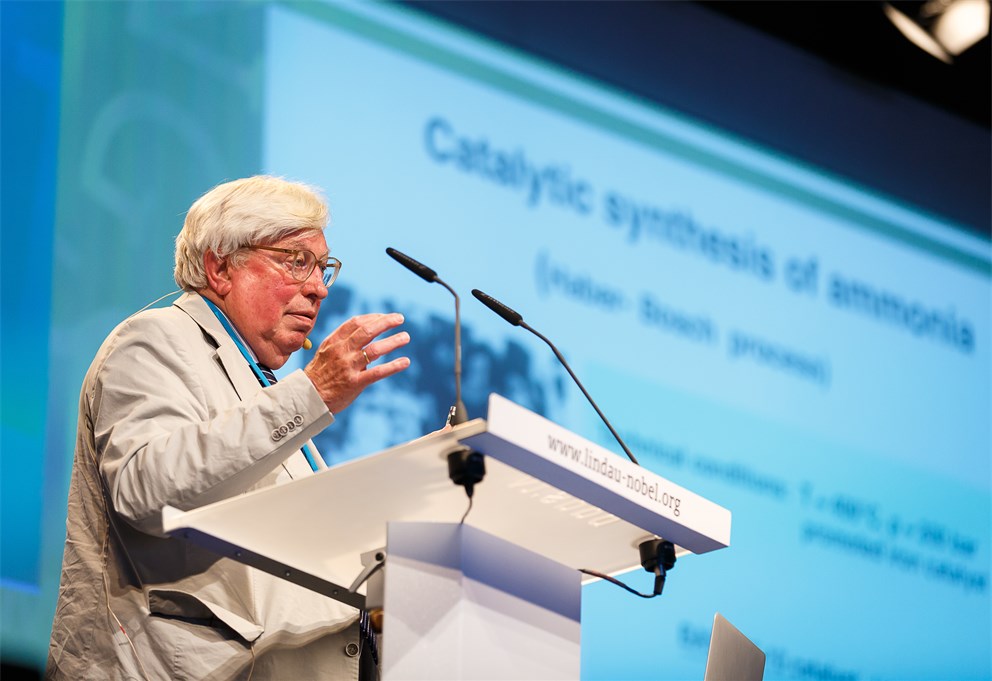 Gerhard Ertl giving his lecture at the 63rd Meeting.