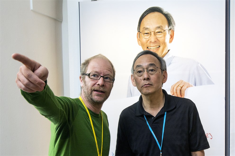 Steven Chu together with Volker Steger at the exhibition "Sketches of Science". 