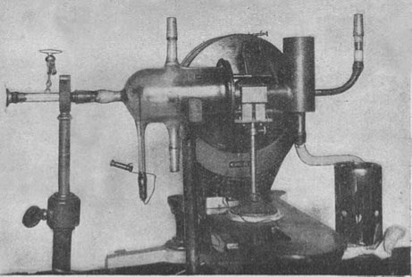 Photo of the apparatus used by Stern and Gerlach showing the key components. Source: W.Germach 1925. Über die Richtungsquantelung im Magnetfeld II. Ann. Phys. 76: 163.