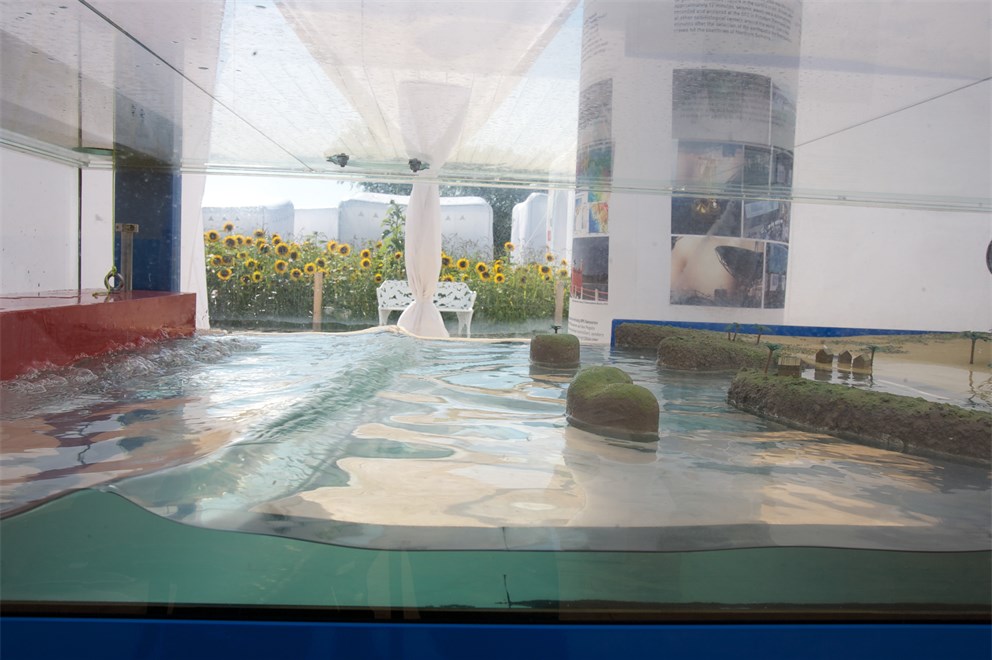 This exhibit shows how tsunami waves develop.<br>