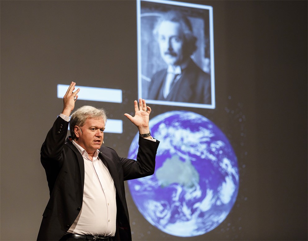 Brian Schmidt delivering his lecture "Cosmology: An Example of the Process of Discovery" at the 64th Meeting.