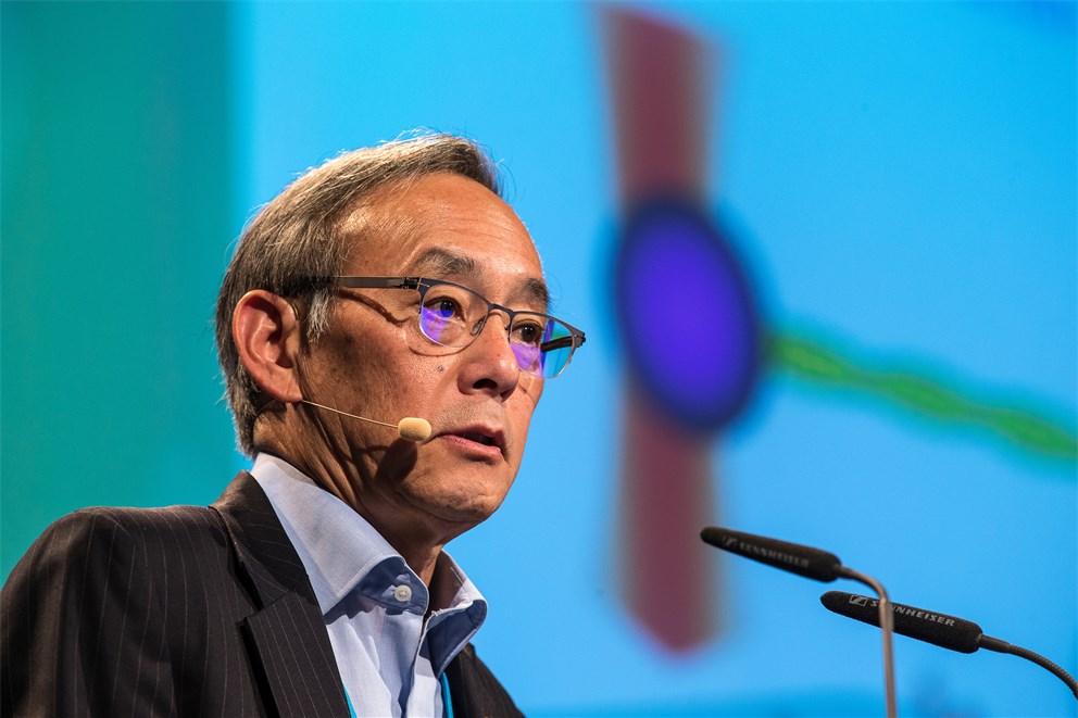 Steven Chu holding his lecture "You can see a lot by observing: Optical Microscopy 2.0" at the 64th Meeting.