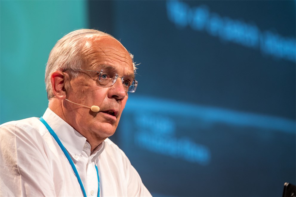Bert Sakmann holding his lecture "Cortical Circuit and Decision Making" at the 64th Meeting. 