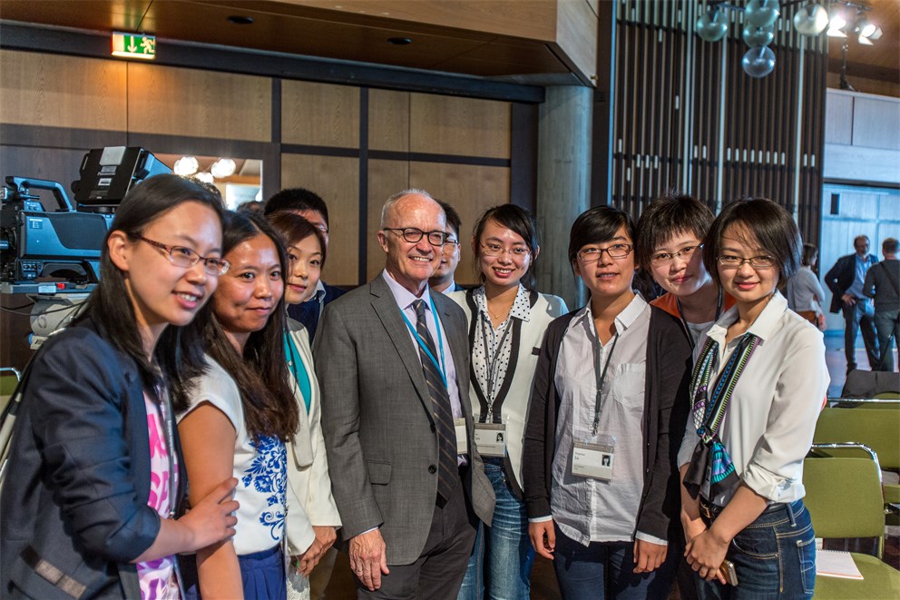 Finn E. Kydland together with young scientists at the 5th Meeting on Economic Sciences.