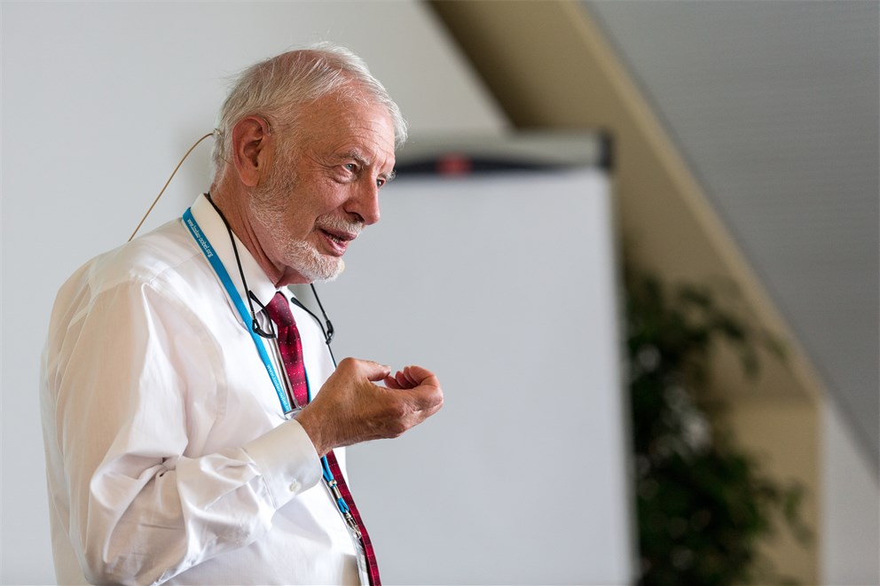 Daniel L. McFadden holding a discussion session at the 5th Lindau Meeting on Economic Sciences.