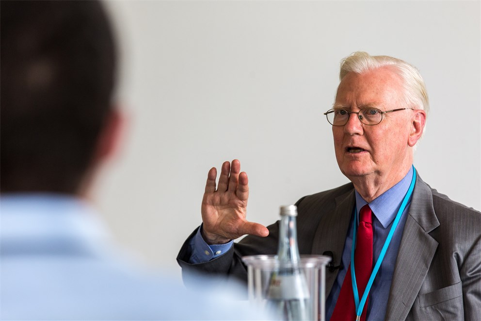 James A. Mirrlees in discussion with young scientists at the 5th Lindau Meeting on Economic Sciences.