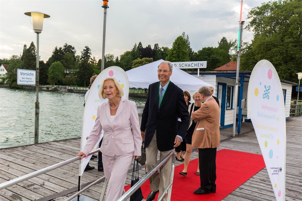 Johanna Wanka and Wolfgang Schürer taking part in the Summer Festival of Science at the 65th Lindau Nobel Laureate Meeting.