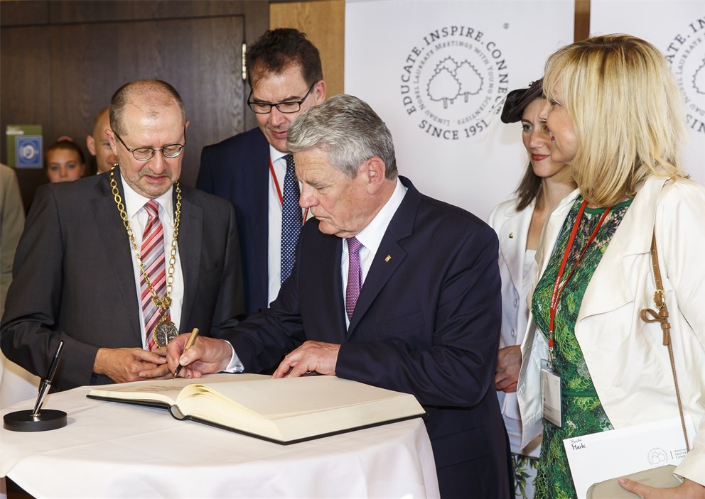 Mayor Gerhard Ecker and Federal President Joachim Gauck signing the book of the city of Lindau.