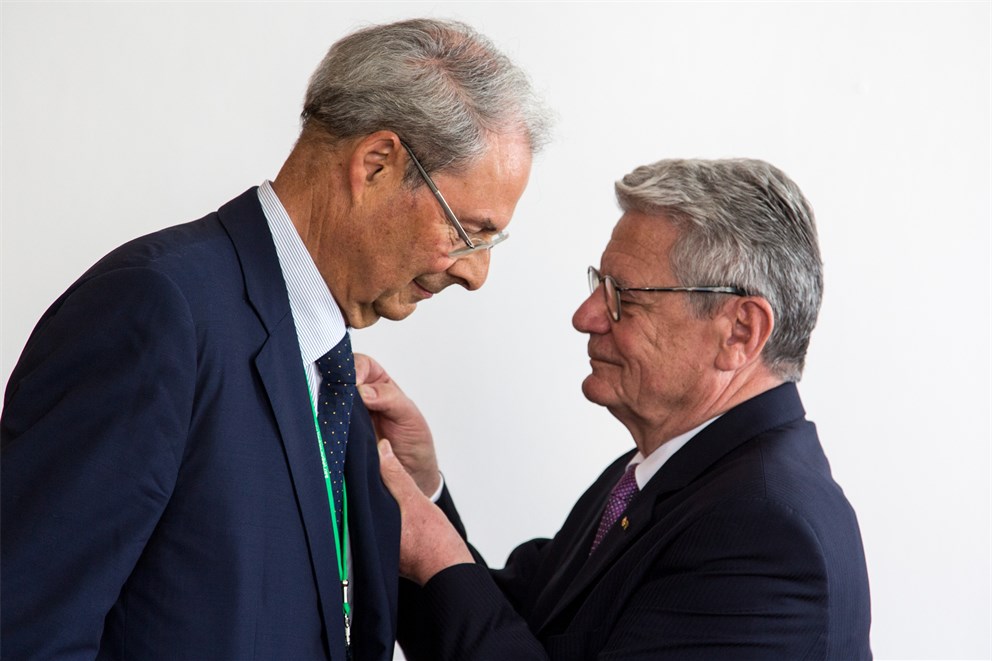 Joachim Gauck awarding Wolfgang Schürer the Federal Cross of Merit.
