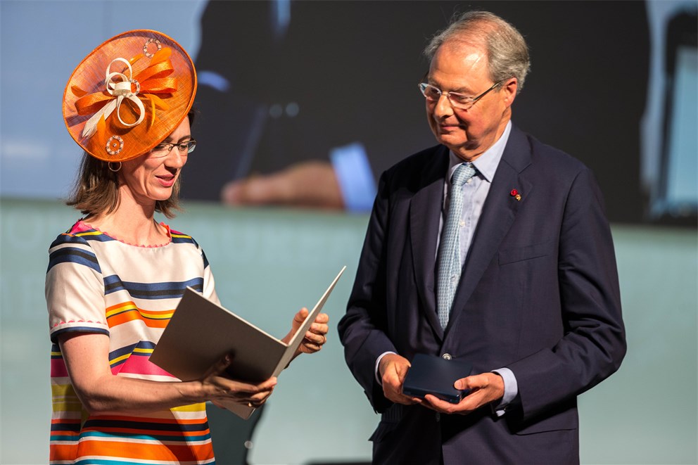 Countess Bettina Bernadotte honouring Wolfgang Schürer at the Lindau Nobel Laureate Meeting 2016.