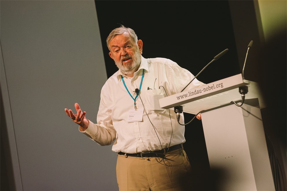 Martinus Veltman delivering his lecture "After Finding the Higgs Particle" at the 66th Lindau Nobel Laureate Meeting.