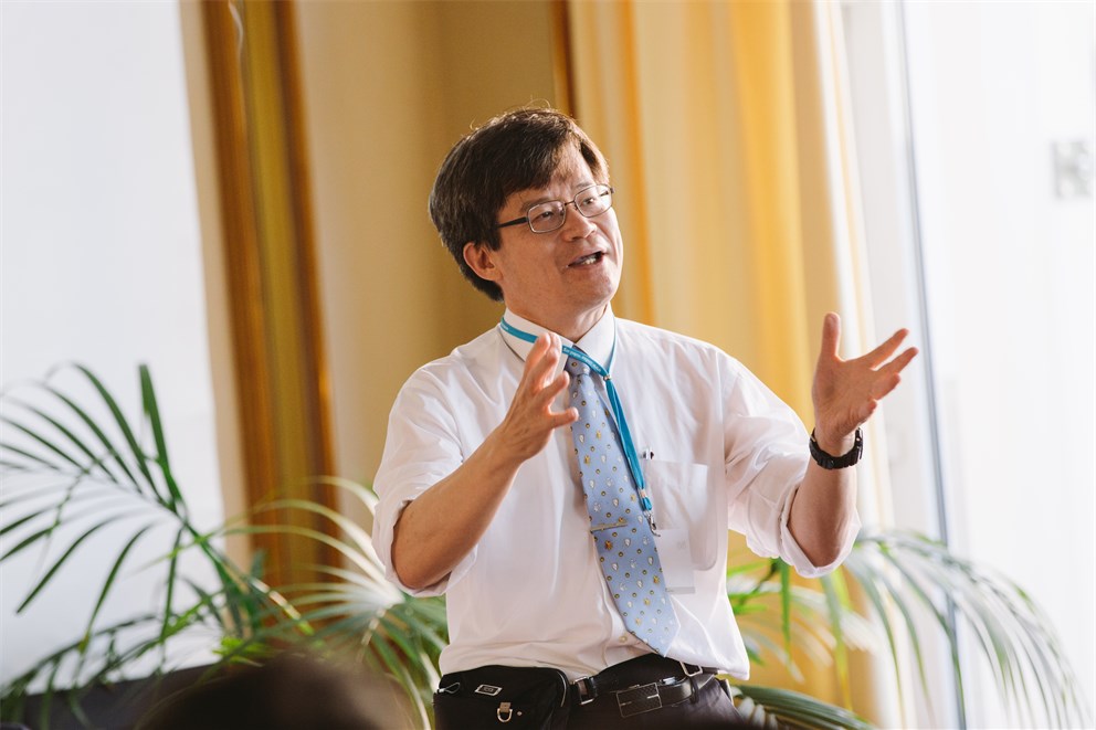 Hiroshi Amano leading a young scientist discussion at the 66th Lindau Nobel Laureate Meeting.