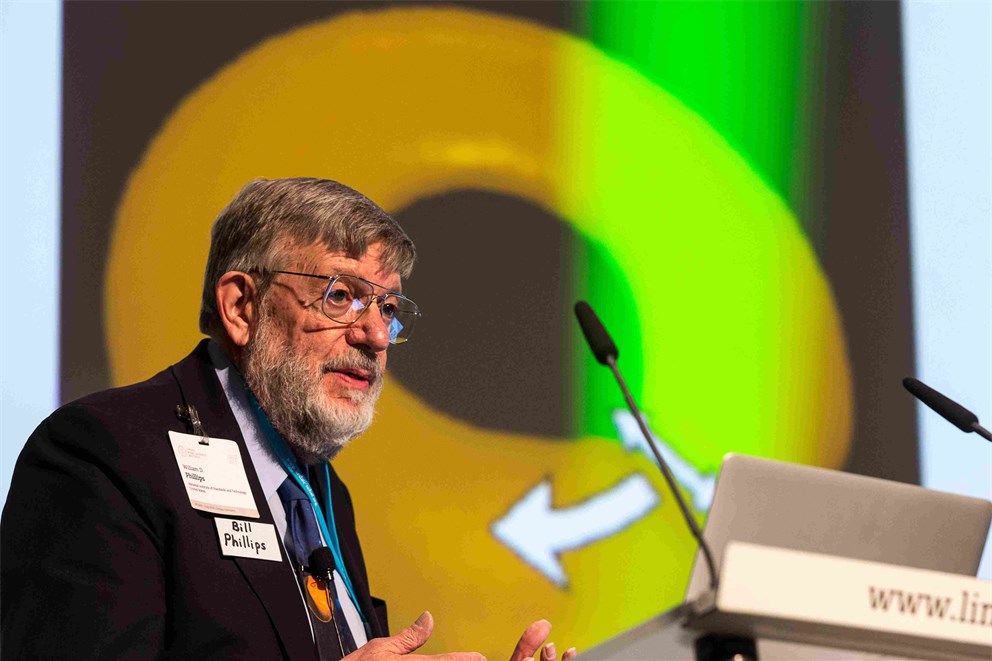 William Phillips holding his lecture on "Superfluid Atomic Gas in a Ring: A New Kind of Closed Circuit" at the 66th Lindau Nobel Laureate Meetings.