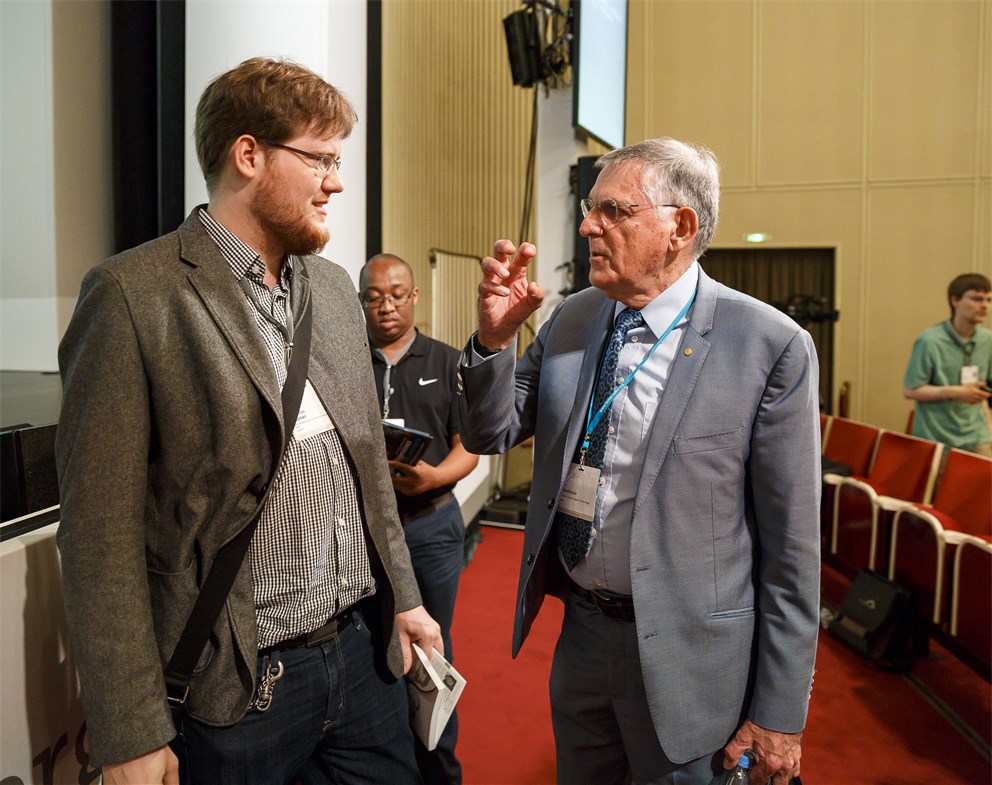 Dan Shechtman in discussion with a young scientist at the 66th Lindau Nobel Laureate Meeting.