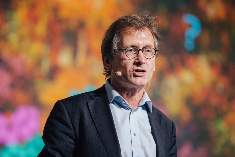 Ben Feringa holding his lecture "The Joy of Discovery" at the 67th Lindau Nobel Laureate Meeting 