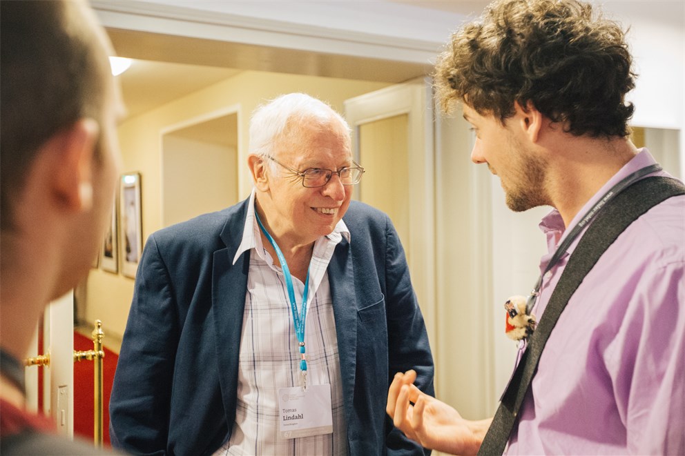 Tomas Lindahl discussing with young scientists at the 67th Lindau Nobel Laureate Meeting