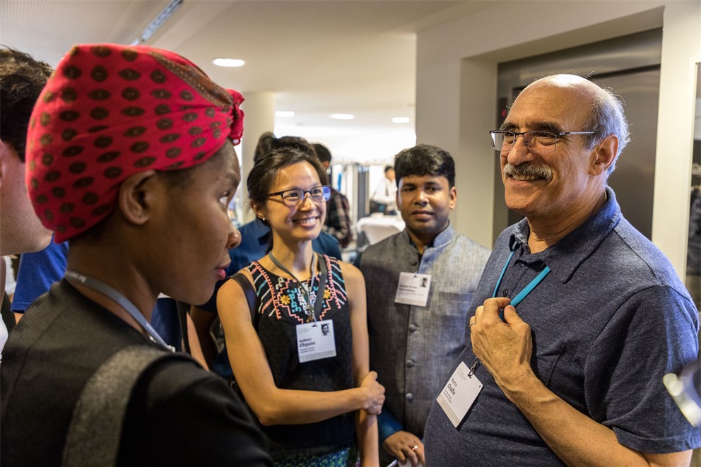 Martin Chalfie in discussion with young scientists