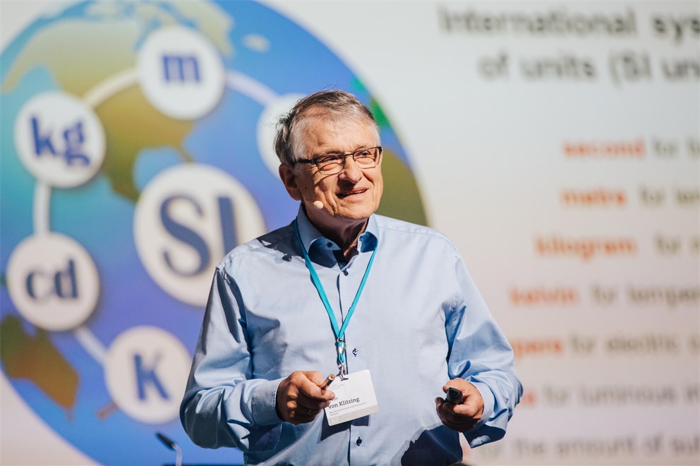 Klaus von Klitzing delivering his lecture "A New International System of Units: From a New Mole to a New Kilogram"