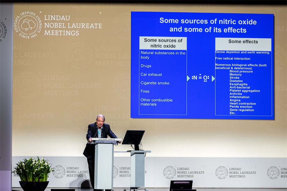 Ferid Murad presenting his lecture "Role of Nitric Oxide and Cyclic GMP in Cell Signaling and Drug Development"
