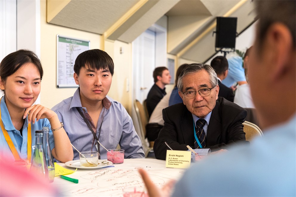 Ei-ichi Negishi and young scientists at the BASF "World Café" 