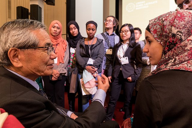 Ei-ichi Negishi talking to young scientists at the 67th Lindau Nobel Laureate Meeting