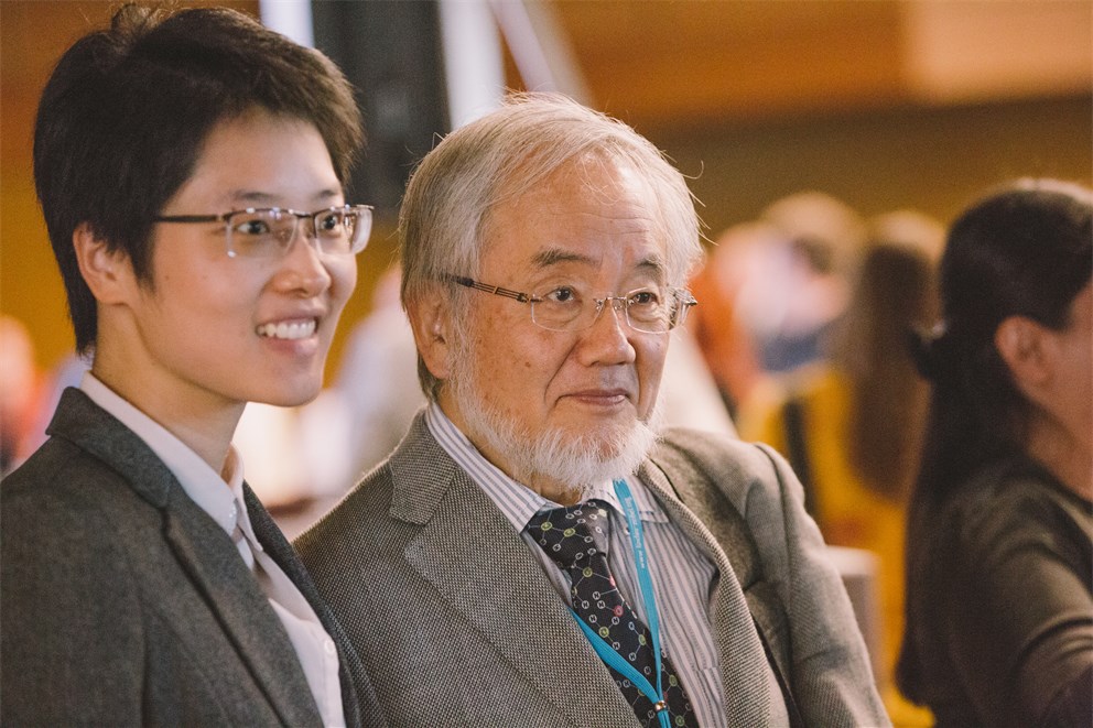Yoshinori Ohsumi with a young scientist at the 68th Lindau Nobel Laureate Meeting
