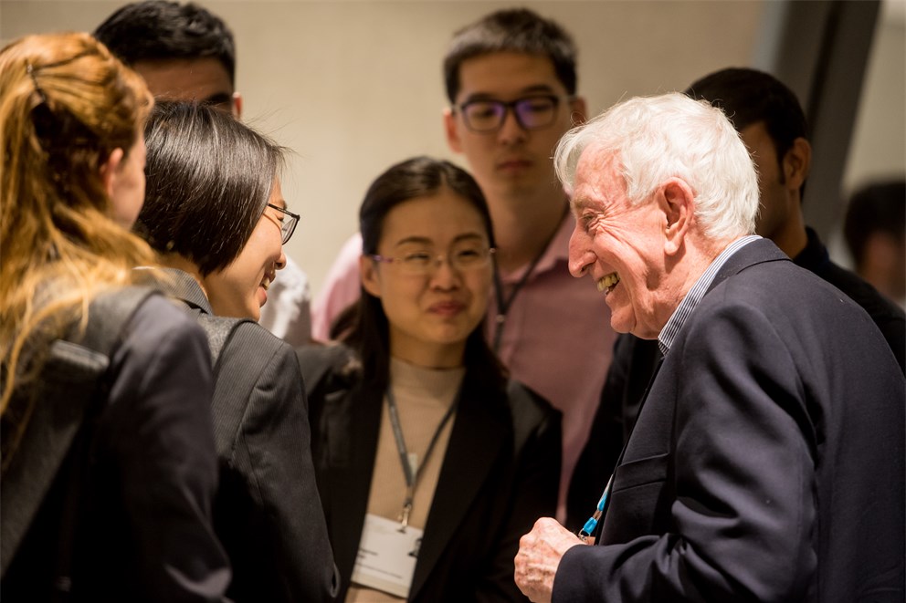 Peter Doherty talking to young scientists at the 68th Lindau Nobel Laureate Meeting