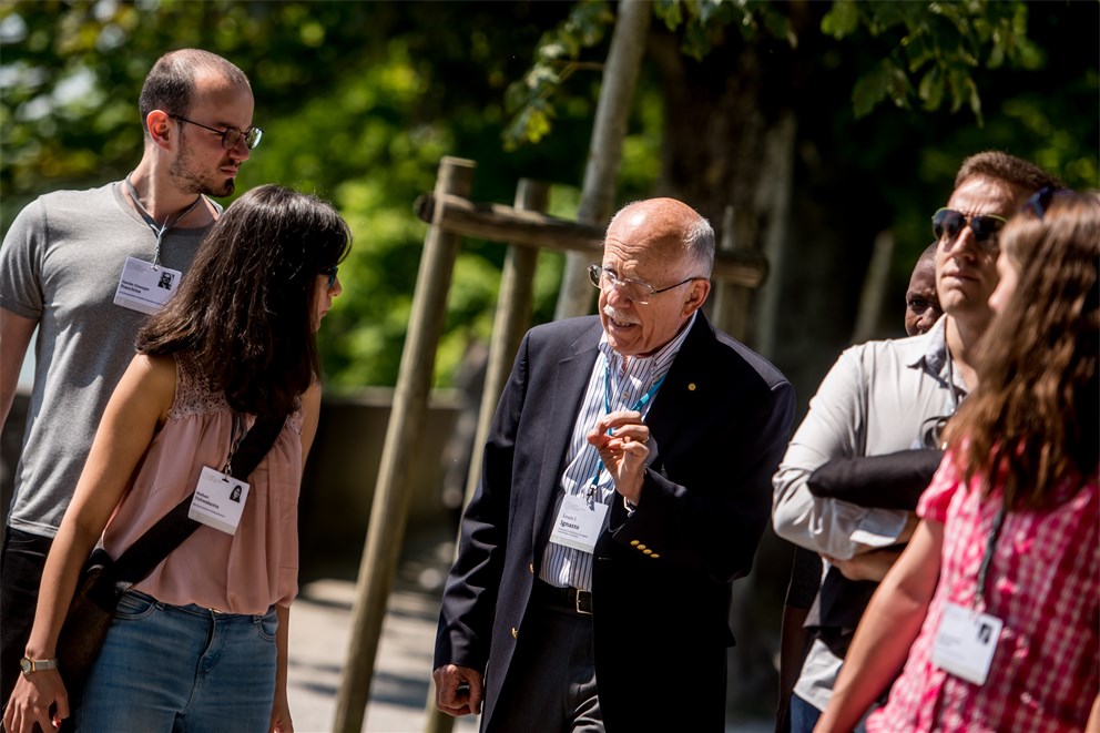 Louis Ignarro talking to young scientists during his science walk at the 68th Lindau Nobel Laureate Meeting