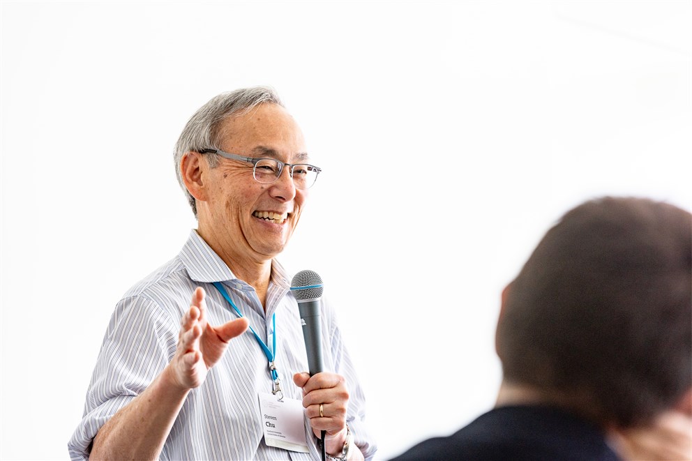 Steven Chu exchanging with young scientists at the 68th Lindau Nobel Laureate Meeting