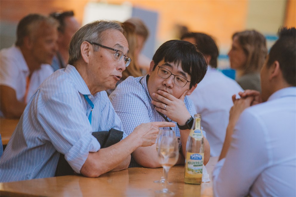 Steven Chu talking to young scientists at Grill & Chill of the 68th Lindau Nobel Laureate Meeting