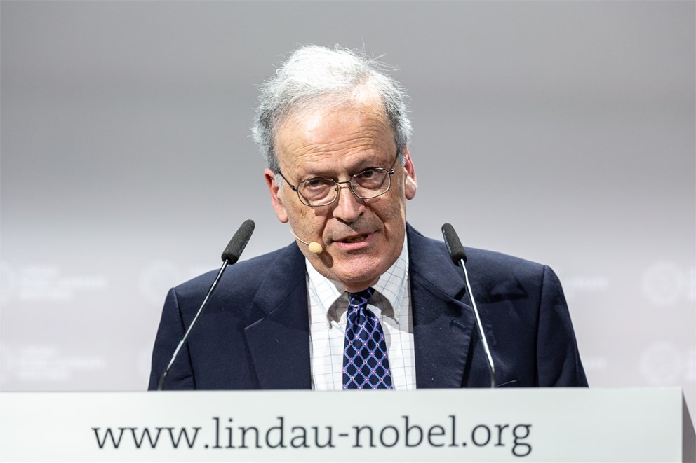  Leslie Valiant holding his lecture "Biology as Computation" at the 68th Lindau Nobel Laureate Meeting