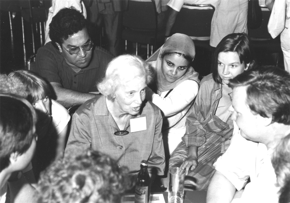 Dorothy Crowfoot Hodgkin recived the 1964 Nobel Prize in Chemistry. Before her this hounour has only been bestowed on two other femal scientists: Marie Curie and Irène Joliot Curie. This picture shows Dorothy Crowfoot Hodgkin at the 36th Lindau Meeting in deep discussion with the next generation of sicentists.