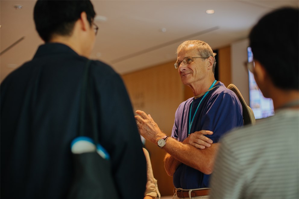 Richard Schrock conversing with young scientists.