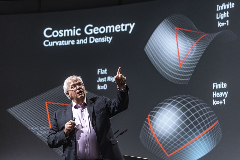 Brian Schmidt presenting his lecture "Astronomy in 2022".