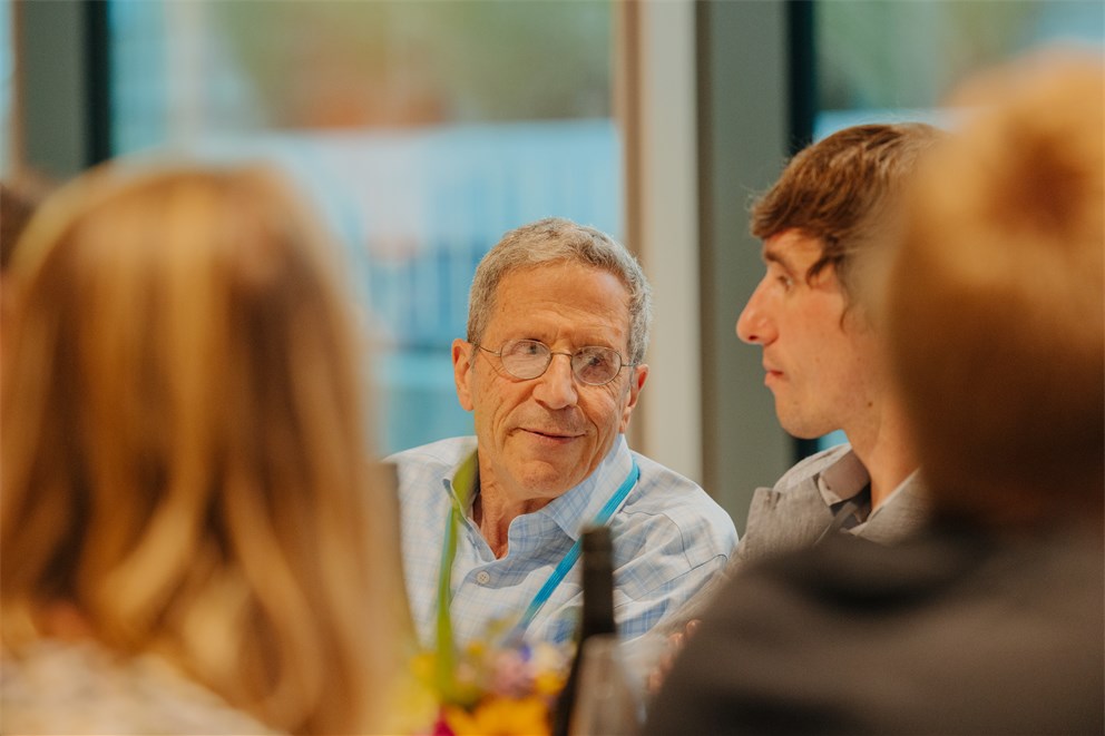 Eric S. Maskin in discussion with a Young Economist at the 7th Lindau Meeting on Economic Sciences.