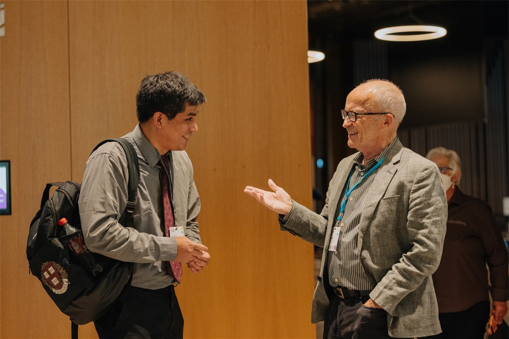 Finn E. Kydland conversing with a Young Economist at the 7th Lindau Meeting on Economic Sciences.
