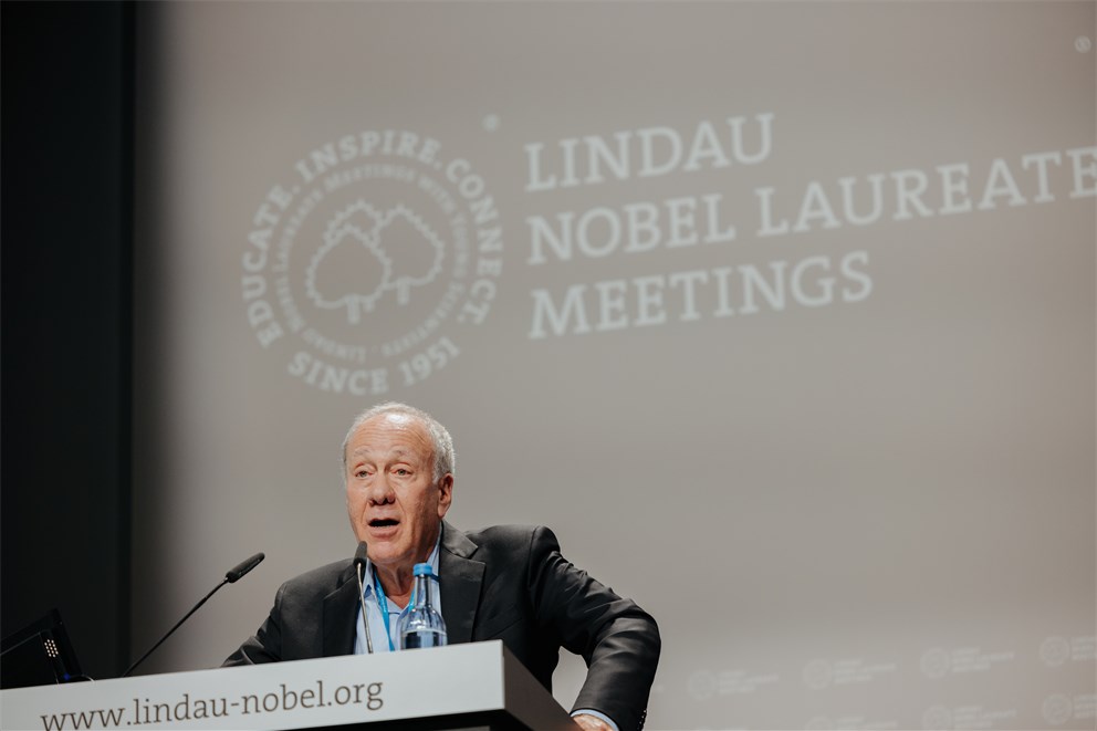 Roger B. Myerson holding his lecture at the 7th Lindau Meeting on Economic Sciences.