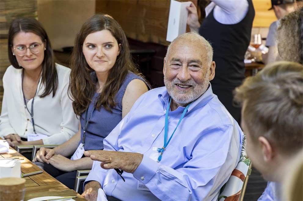Joseph E. Stiglitz in conversation with Young Economists at the 7th Lindau Meeting on Economic Sciences. 