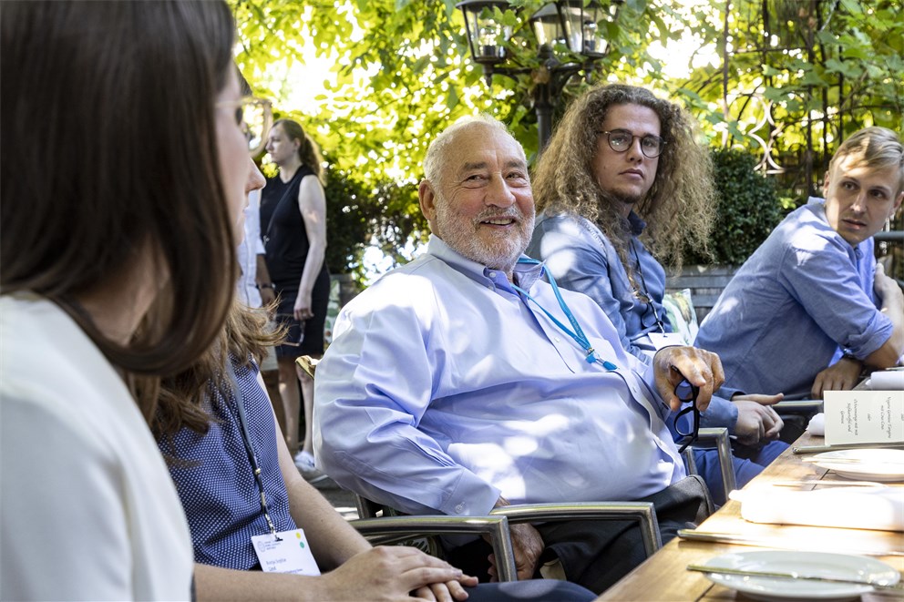 Joseph E. Stiglitz at a social event with Young Economists. 
